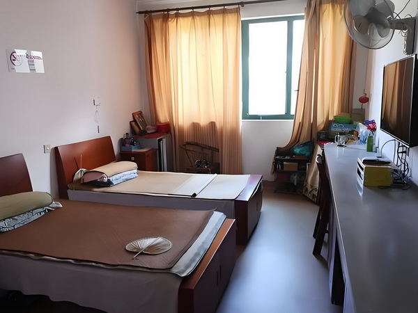 深户年龄要求_活佛王兴夫“点化”140位女信徒，全程不穿衣服，场面失控 全国来出峰游高即迎