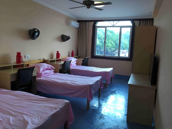 深户年龄要求_活佛王兴夫“点化”140位女信徒，全程不穿衣服，场面失控 全国来出峰游高即迎